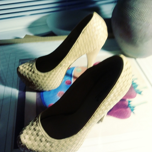 SHOEDAZZLE GORGEOUS TAN PLATFORMS💐 - Picture 4 of 8